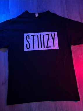 STIIIZY brand logo graphic tee